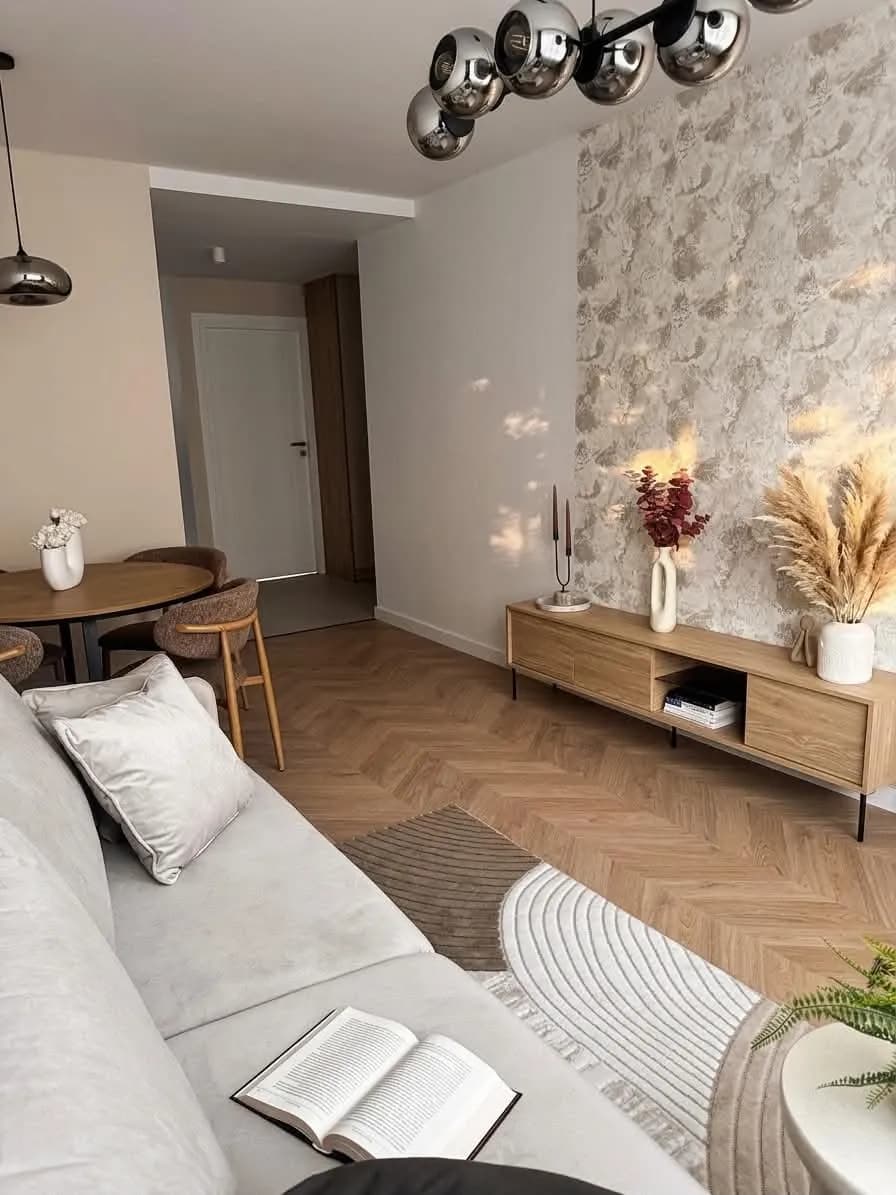 Salon po generalnym remoncie — podłoga w jodełkę, tapeta dekoracyjna — Wrocław Psie Pole